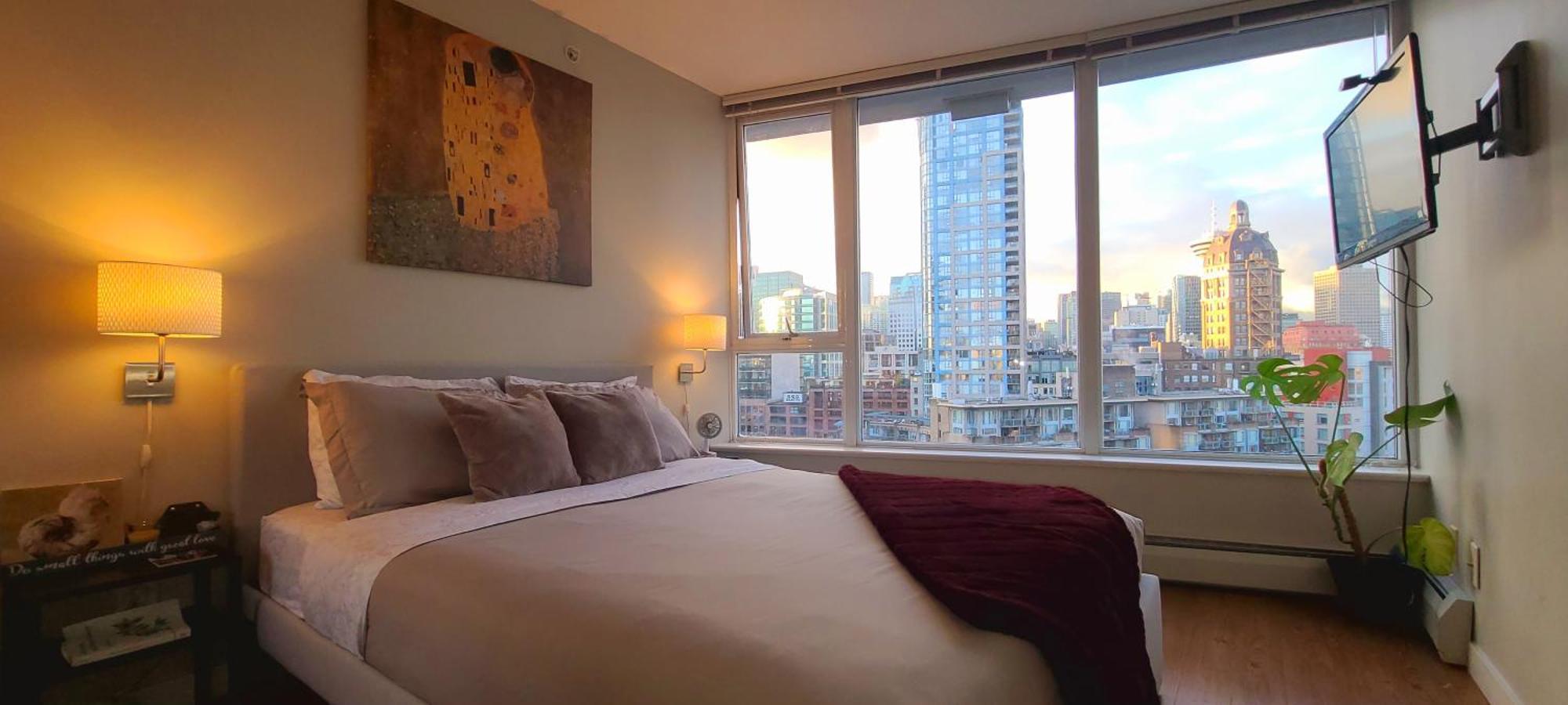 Charming Abode Downtown Apartment *