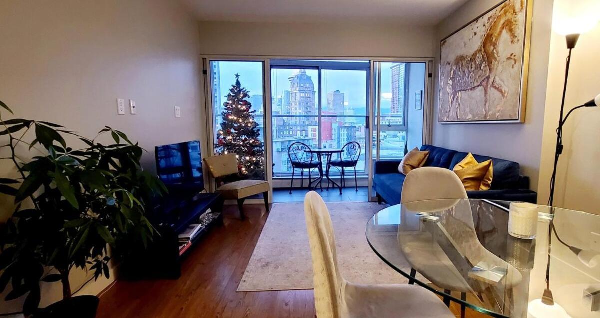 Charming Abode Downtown Apartment *